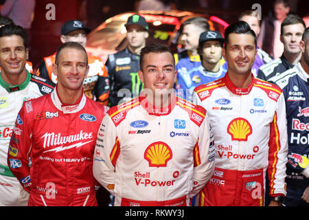 Melbourne, Victoria, Australien. 13. Feb 2019. 2019 Jungfrau Australien Supercars Saison starten - 13. Februar 2019 - Docklands, Melbourne, Victoria, Australien. 2018 Supercars Meister Scott McLaughlin, Shell V-Power Racing Team führt die 2019 Treiber für ein Gruppenfoto mit der Linken - Davidson ,23 Red Racing und Rechts Fabian Coulthard Shell V-Power Racing Team Credit: Brett Keating/Alamy leben Nachrichten Stockfoto