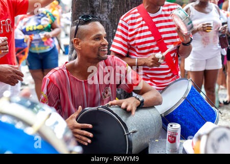 Samba Schlagzeuger unter anderem Musiker in einem Karneval Block Party in der Innenstadt von Rio de Janeiro Stockfoto