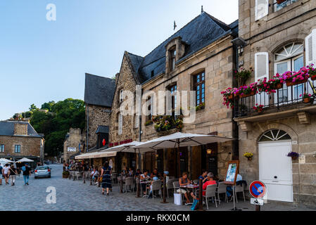 Dinan, Frankreich - Juli 23, 2018: Blick auf typische Restaurants am Hafen der Stadt Dinan, Bretagne Stockfoto