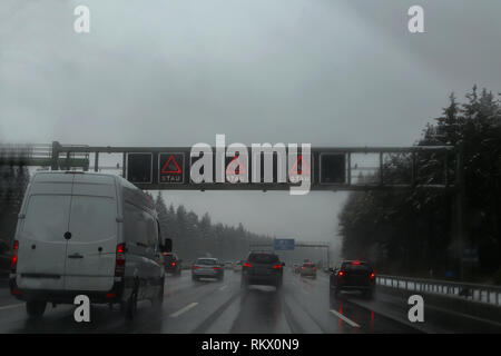 Das schlechte Wetter auf der Autobahn/Text auf Zeichen in Deutscher Sprache: Stau Stockfoto