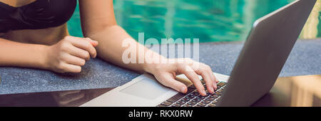 BANNER Junge weibliche Freiberufler sitzen in der Nähe der Pool mit Ihrem Laptop im Hotel Surfen in Ihrem Smartphone. Im Urlaub. Ferner arbeiten Konzept Stockfoto