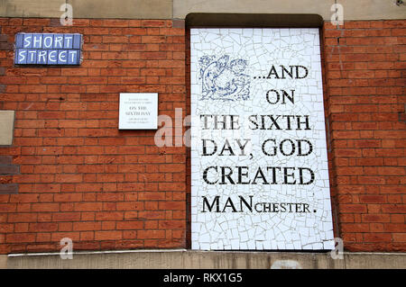 Und am sechsten Tag Mosaik an Afflecks im nördlichen Viertel von Manchester Stockfoto