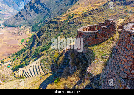 Die Inka Ruinen von Pisac mit seinen terrassierten Feldern in der Nähe der Stadt Cusco, Peru. Stockfoto