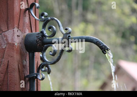 Wasseranschluß/Wasser aus dem gut tippen Stockfoto