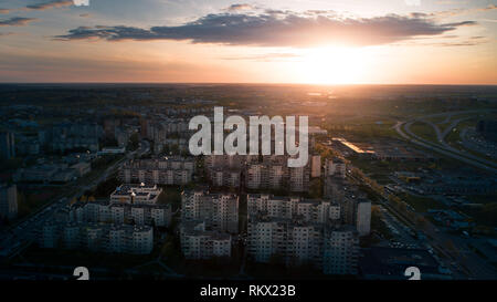 Sonnenuntergang über Wohnviertel der Stadt Kaunas, Litauen. Luftaufnahme Stockfoto