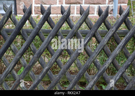 Wattle Zaun im Garten. Garten Holzzaun. Stockfoto