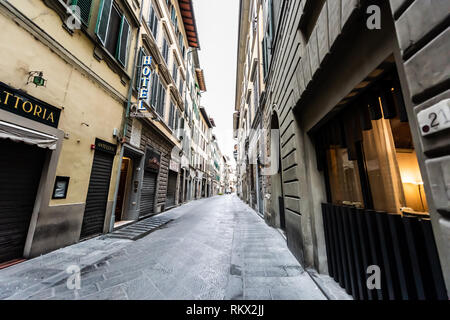 Firenze, Italien - 31. August 2018: Außenfassade Florenz Hotel Accademia Gebäude in der Toskana mit engen Gasse Straße in Morgen großem Betrachtungswinkel Stockfoto