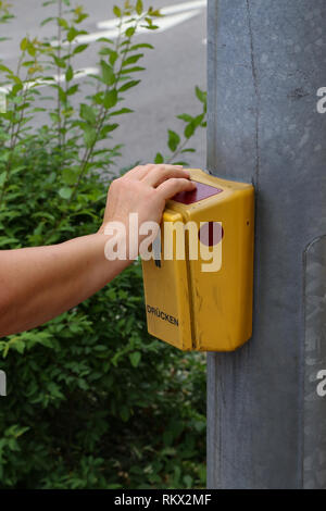 Die Fußgängerzone drückt die Ampel auf der Übergang Stockfoto