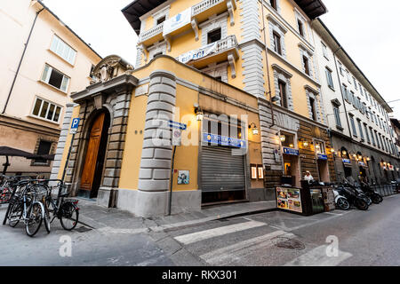 Firenze, Italien - 31. August 2018: Die aussenfassade der geschlossenen Florenz namens Cafe Ristorante Pizzeria Lorenzo de' Medici, gelbes Gebäude in der Toskana auf Stockfoto