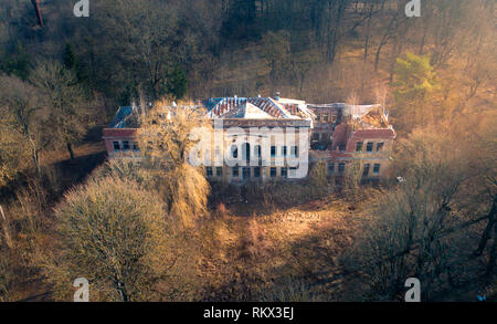 Verlassenes Herrenhaus, Luftaufnahme Stockfoto