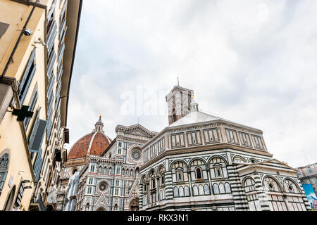 Firenze, Italien - 31. August 2018: Außerhalb der äußeren Fassade der Kathedrale Santa Maria Gebäude in der Toskana auf der Piazza Straße in Morgen großem Betrachtungswinkel Stockfoto