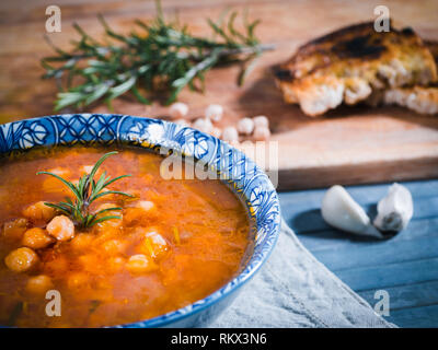 Kichererbsen Suppe, vegan, Vegetarisch. Italienisch traditionelles Gericht serviert mit Brot in eine Schüssel geben und Rosmarin. Vegetarische und Protein dish Stockfoto