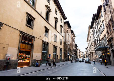 Firenze, Italien - 31. August 2018: Die aussenfassade der Stores Gebäude in der Toskana auf die Via dei Cerretani Gasse Straße in dunklen Morgen großem Betrachtungswinkel Stockfoto