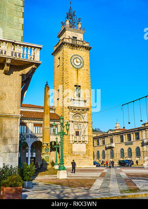 Torre dei Caduti, Denkmal Turm auf der Piazza Cavalieri di Vittorio Veneto entfernt. Bergamo, Lombardei, Italien. Stockfoto