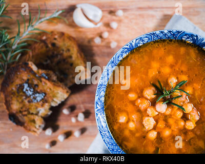 Kichererbsen Suppe, vegan, Vegetarisch. Italienisch traditionelles Gericht serviert mit Brot in eine Schüssel geben und Rosmarin. Vegetarische und Protein dish Stockfoto