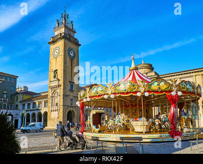 Torre dei Caduti, Denkmal Turm auf der Piazza Cavalieri di Vittorio Veneto entfernt. Bergamo, Lombardei, Italien. Stockfoto