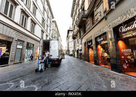 Firenze, Italien - 31. August 2018: Außenfassade store Gebäude in der Toskana auf die Via dei Calzaiuoli Gasse Straße in Morgen großem Betrachtungswinkel mit Lieferung Stockfoto