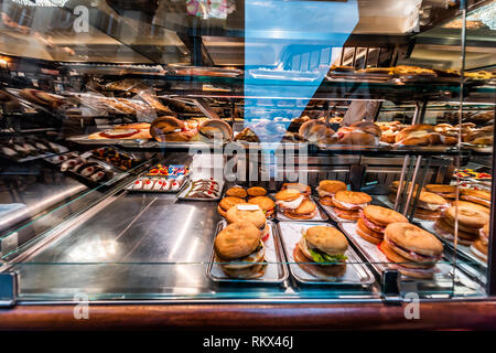 Anzeige der Store Shop Verkauf von italienischen Panini, Sandwiches deli und Croissants von Fach platter in großen Bäckerei Stockfoto