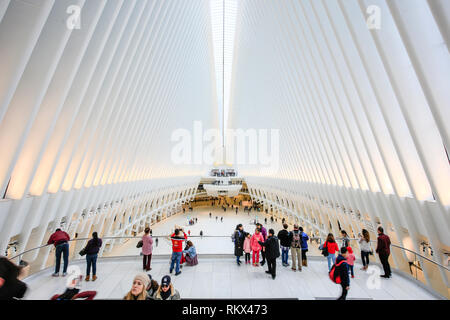 New York City, New York, Vereinigte Staaten von Amerika - die Menschen in der Oculus, der U-Bahn station mit Shopping Mall, World Trade Center, Tran Stockfoto