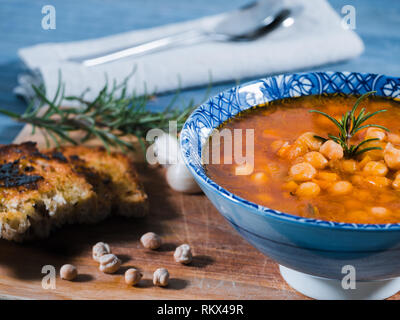 Kichererbsen Suppe, vegan, Vegetarisch. Italienisch traditionelles Gericht serviert mit Brot in eine Schüssel geben und Rosmarin. Vegetarische und Protein dish Stockfoto