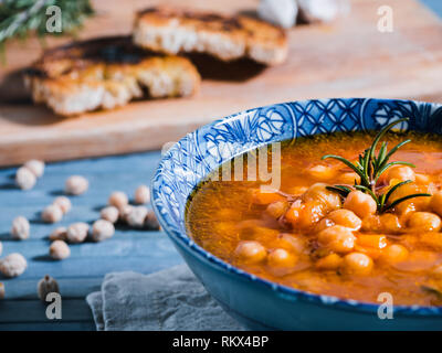 Kichererbsen Suppe, vegan, Vegetarisch. Italienisch traditionelles Gericht serviert mit Brot in eine Schüssel geben und Rosmarin. Vegetarische und Protein dish Stockfoto