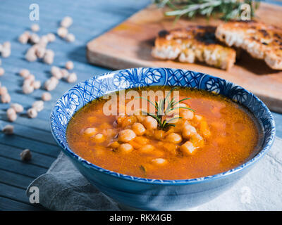 Kichererbsen Suppe, vegan, Vegetarisch. Italienisch traditionelles Gericht serviert mit Brot in eine Schüssel geben und Rosmarin. Vegetarische und Protein dish Stockfoto