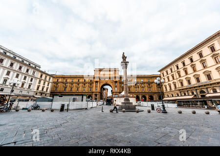 Firenze, Italien - 31. August 2018: Außerhalb die Außenansicht der Gebäude in der Toskana auf der Piazza della Repubblica Straße in Morgen großem Betrachtungswinkel mit Denkmal Stockfoto