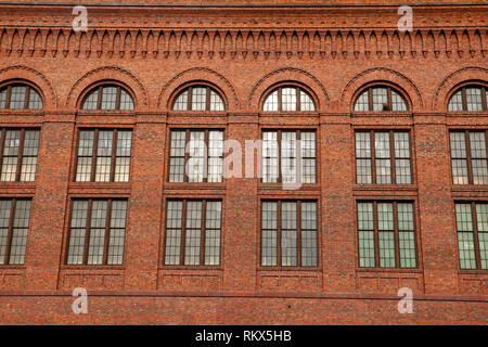 Große Fenster an der Seite eines historischen Roten gemauerte Gebäude Stockfoto