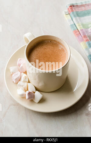 Gesund selbstgemachte Milch Babyccino mit Marshmallows und Kakao/Zimt Pulver für Kinder. Stockfoto