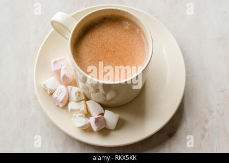 Gesund selbstgemachte Milch Babyccino mit Marshmallows und Kakao/Zimt Pulver für Kinder. Stockfoto