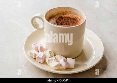 Gesund selbstgemachte Milch Babyccino mit Marshmallows und Kakao/Zimt Pulver für Kinder. Stockfoto