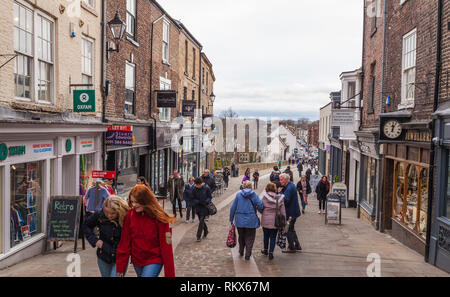 Eine Straßenszene in Elvet Brücke, Durham, England, Großbritannien Stockfoto