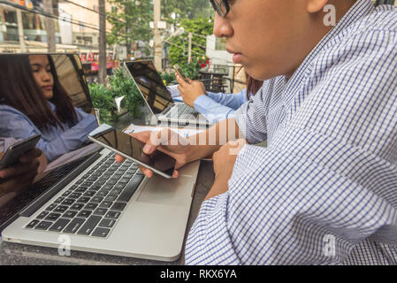 Geschäftsleute mit Smartphone und Laptop Stockfoto