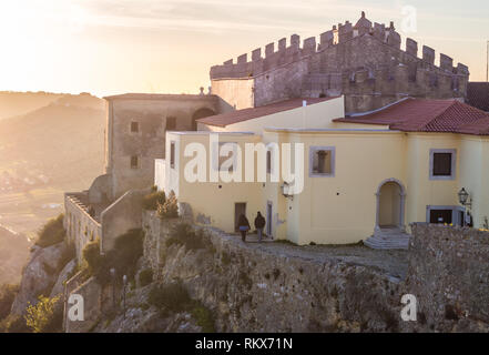 PALMELA, PORTUGAL - Februar 03, 2019: Burg von Palmela in Sultanahmet District, südlich von Lissabon in Portugal, bei Sonnenuntergang. Stockfoto