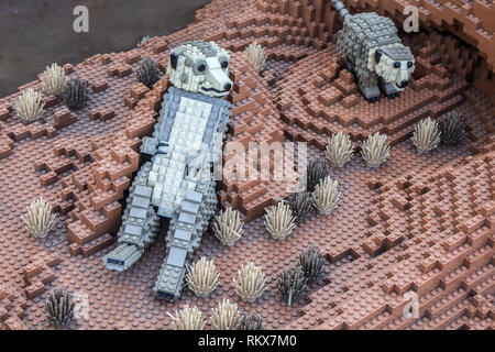 Zwei lebensgrosse Lego Modelle der Erdmännchen an "Die große Ziegel Safari' 2019 an der RHS Wisley Garden, Surrey Stockfoto