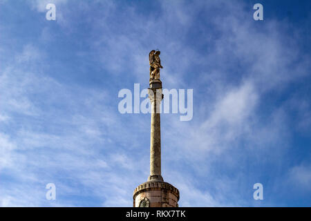 Cordoba, Spanien. Denkmal für den Triumph von San Rafael in Cordoba, in der Mezquita-Kathedrale von Córdoba, auch bekannt als die große Moschee von Córdoba Stockfoto