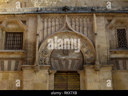 Cordoba, Spanien. Die Außenmauern der Mezquita, Kathedrale von Cordoba. Auch bekannt als die große Moschee von Cordoba. Stockfoto