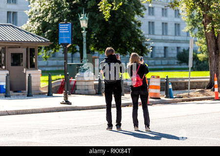 Washington DC, USA - Oktober 12, 2018: Zwei Leute Paar junge Touristen Fotografieren Fotografieren mit Telefon der Oberste Gerichtshof Gebäude auf Kapital Stockfoto