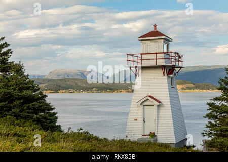 Leuchtturm in Woody Point auf Bonne Bay mit Norris Punkt in der Ferne. Stockfoto