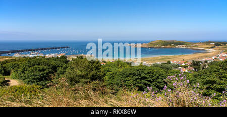 Ein Weitwinkel Panoramablick auf Braye Hafen und Wellenbrecher auf Alderney, Channel Islands. Stockfoto