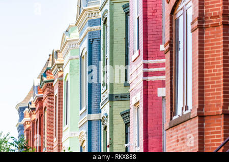 Reihe von bunt rot grün und blau lackierten Ziegeln Wohn- reihenhäuser Wohnungen Häuser Architektur außen in Washington Dc Capitol Hill Nachbarschaft Stockfoto