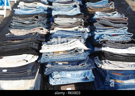 Blue Jeans liegen auf einem Marktstand, Deutschland, Europa Stockfoto