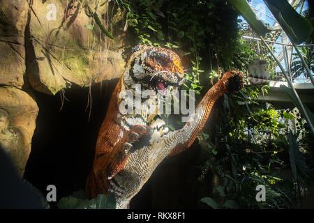 Lebensgroße Lego Modell tiger xat' Die große Ziegel Safari' 2019 an der RHS Wisley Garden, Surrey Stockfoto