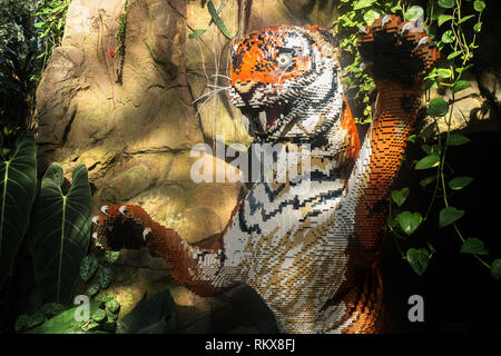 Lebensgroße Lego Modell tiger xat' Die große Ziegel Safari' 2019 an der RHS Wisley Garden, Surrey Stockfoto