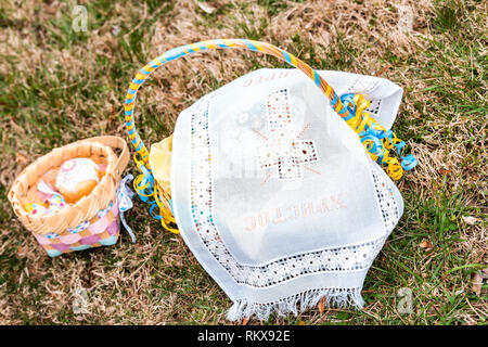 Ukrainische Orthodoxe Ostern Segen zwei wicker Stroh Körbe mit niemand auf Gras Boden außerhalb der Kirche mit allgemeinen religiösen Zeichen Text Stockfoto