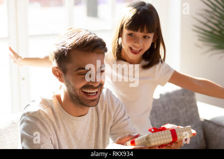 Happy dad Lachen empfangen Geschenkbox aus kleinen Kind Tochter Stockfoto