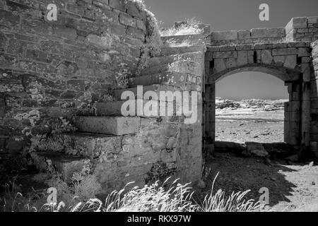 Eine Infrarot monochromen Bild des inneren Fort Houmet Herbe auf Alderney, Channel Islands. Stockfoto