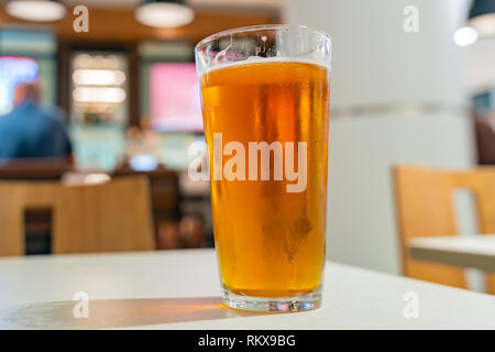 Nahaufnahme von kalten Bier in einem Restaurant, Getränk in Toronto, Kanada Stockfoto