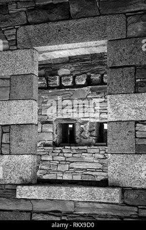 Eine Infrarot monochromen Bild des inneren Fort Houmet Herbe auf Alderney, Channel Islands. Stockfoto