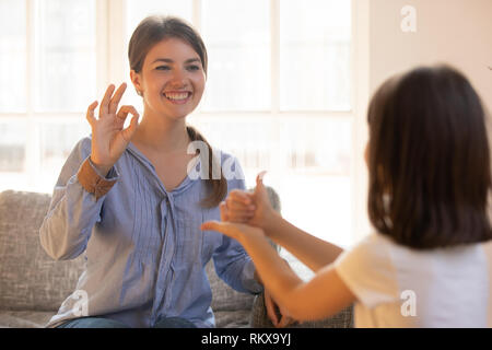 Mom oder Psychologe spielen mit Kind wie ok Zeichen Stockfoto